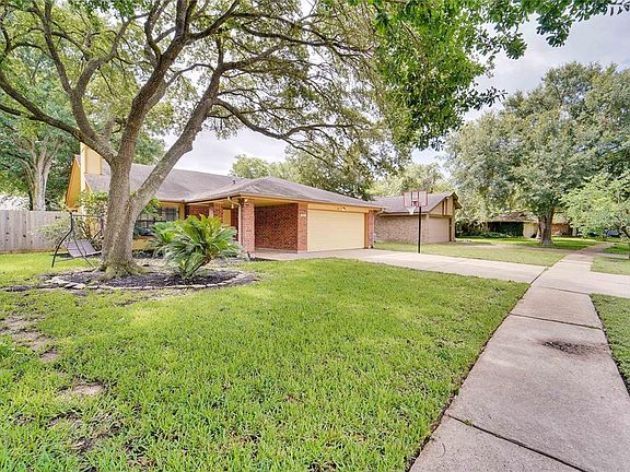 3rd image of 815 Mountain Meadows Dr
