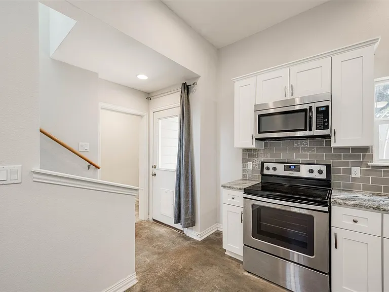 811 Gunter St #B — Photo 9