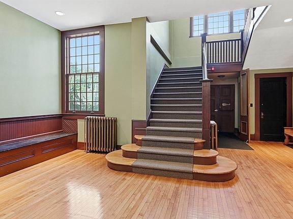 3rd image of 732 Elm St