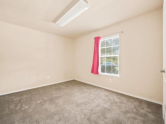 4th image of 716 Harrison Ln