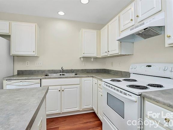 3rd image of 411 Caddy St