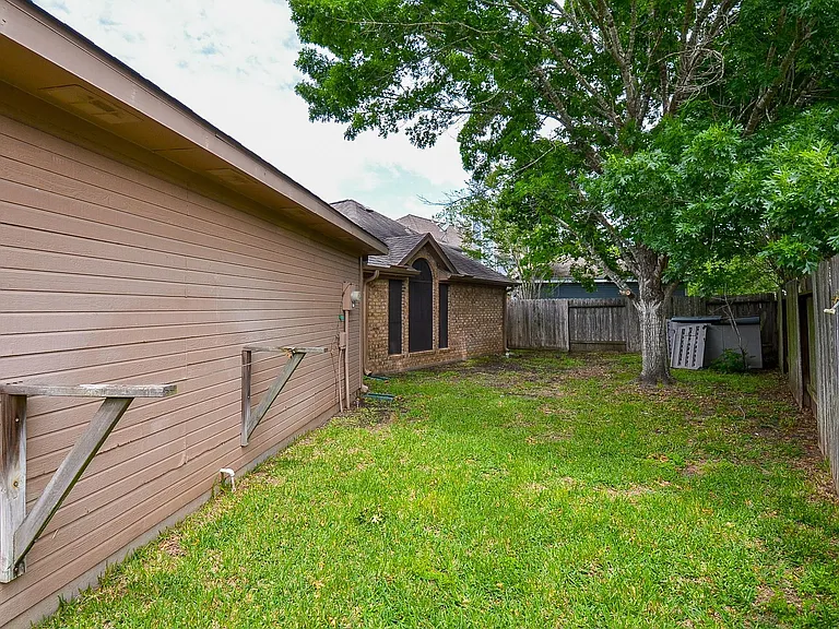 1631 Berkoff Dr — Photo 27