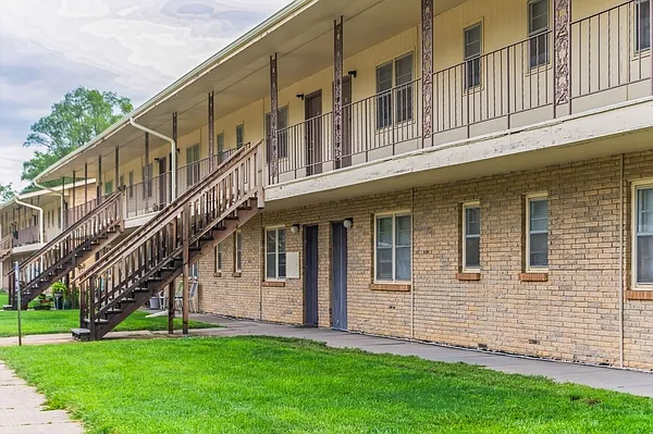 Bellevue Gardens Apartments — Photo 9