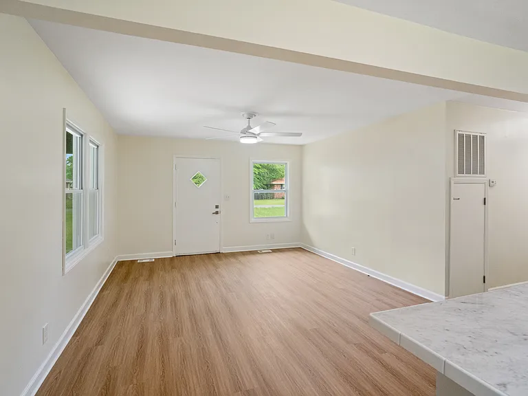 1009 Sylvia Cir — Photo 6