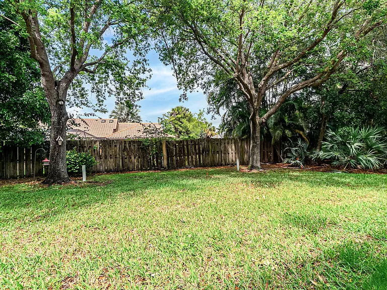 13354 Georgian Ct — Photo 30