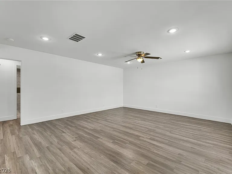 1050 Hassett Ave — Photo 5