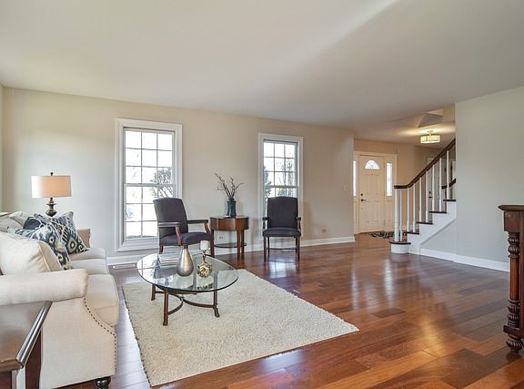 3rd image of 517 Foxdale Ln