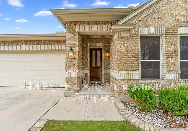 141 Springtree Blf — Photo 3