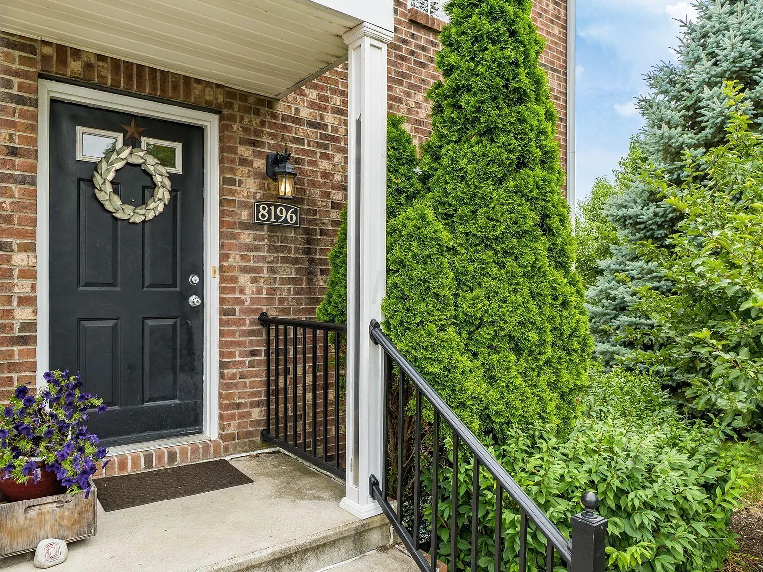2 bed, 4.0 bath, 1832 sqft, $2,200 — Photo 2