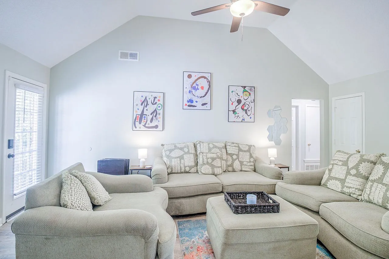 3 bed, 2.0 bath, $1,920 — Photo 2