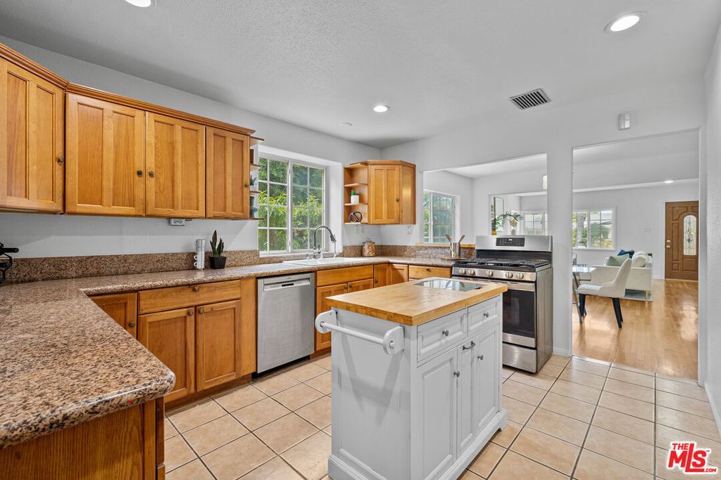 1142 S Windsor Blvd, Los Angeles, CA - View 6