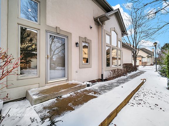 4th image of 921 W Chesterfield Ct
