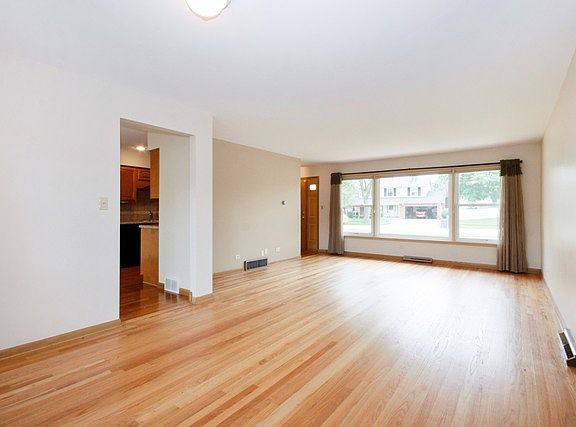 3rd image of 10616 S Lockwood Ave