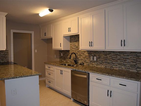 4th image of 310 Hillcrest St