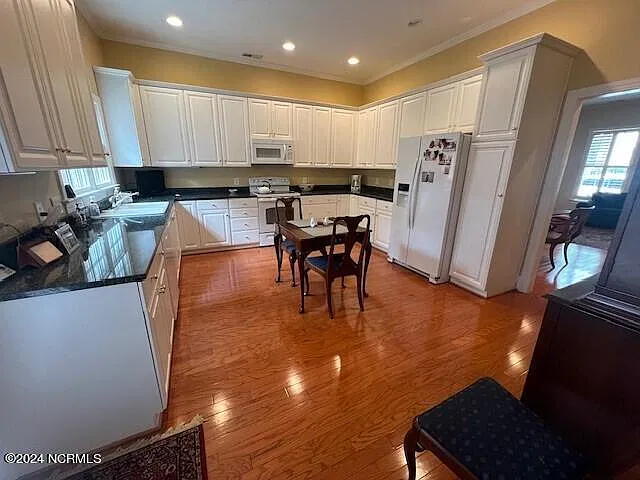 4 bed, 3.5 bath, 2488 sqft, $2,100 — Photo 4