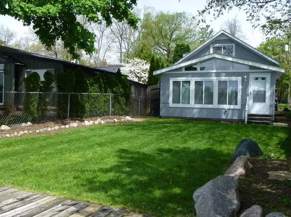 946 N Long Lake Blvd, Lake Orion, MI 48362