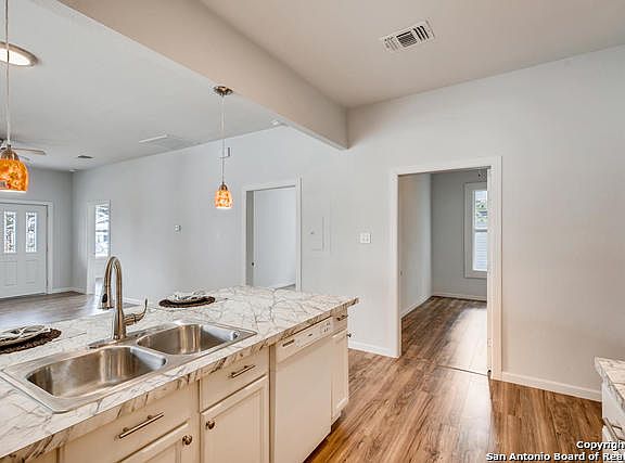 4th image of 411 Barrett Pl