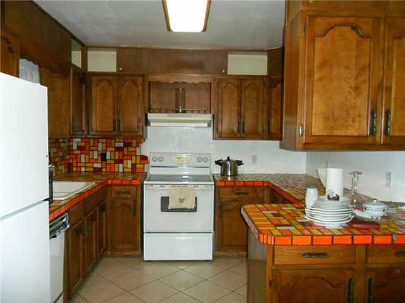 4th image of 8109 Sandland Dr