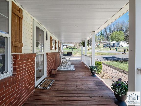 3rd image of 136 Grayleaf Cir