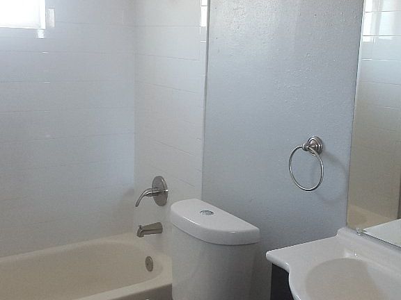 5th image of 1040 E Fairmount Ave APT 08