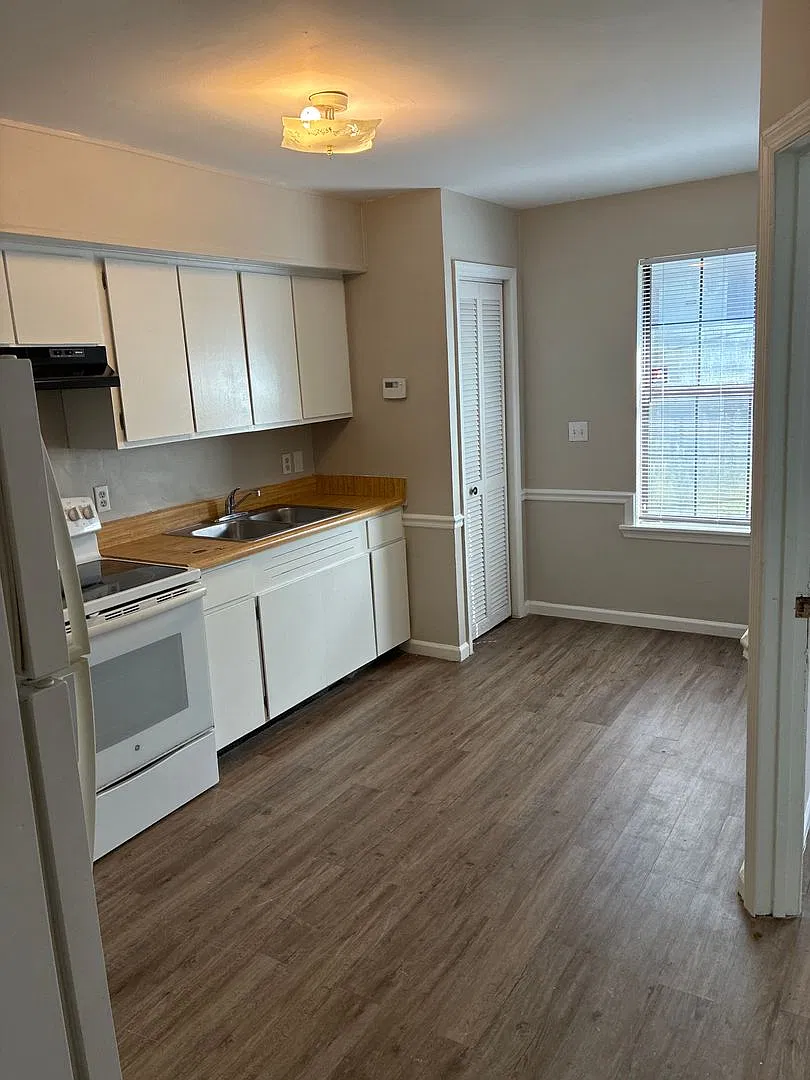 421 W King Ave — Photo 4