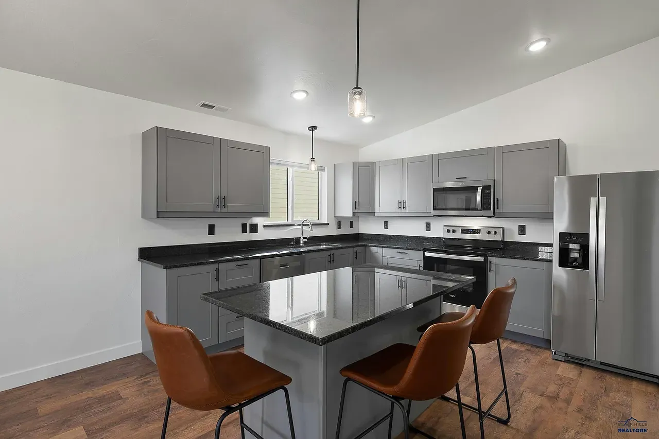 3 bed, 1244 sqft, $1,800 — Photo 2