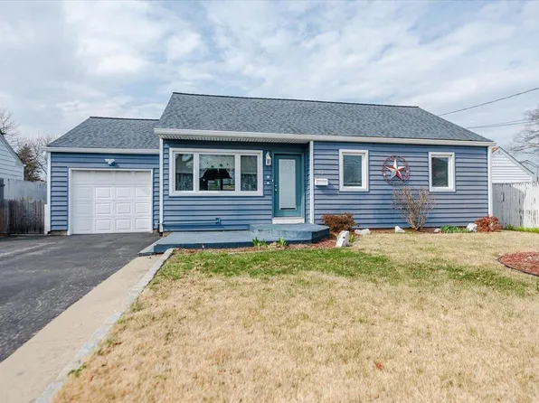 85 Abbington Court, Copiague, NY 11726