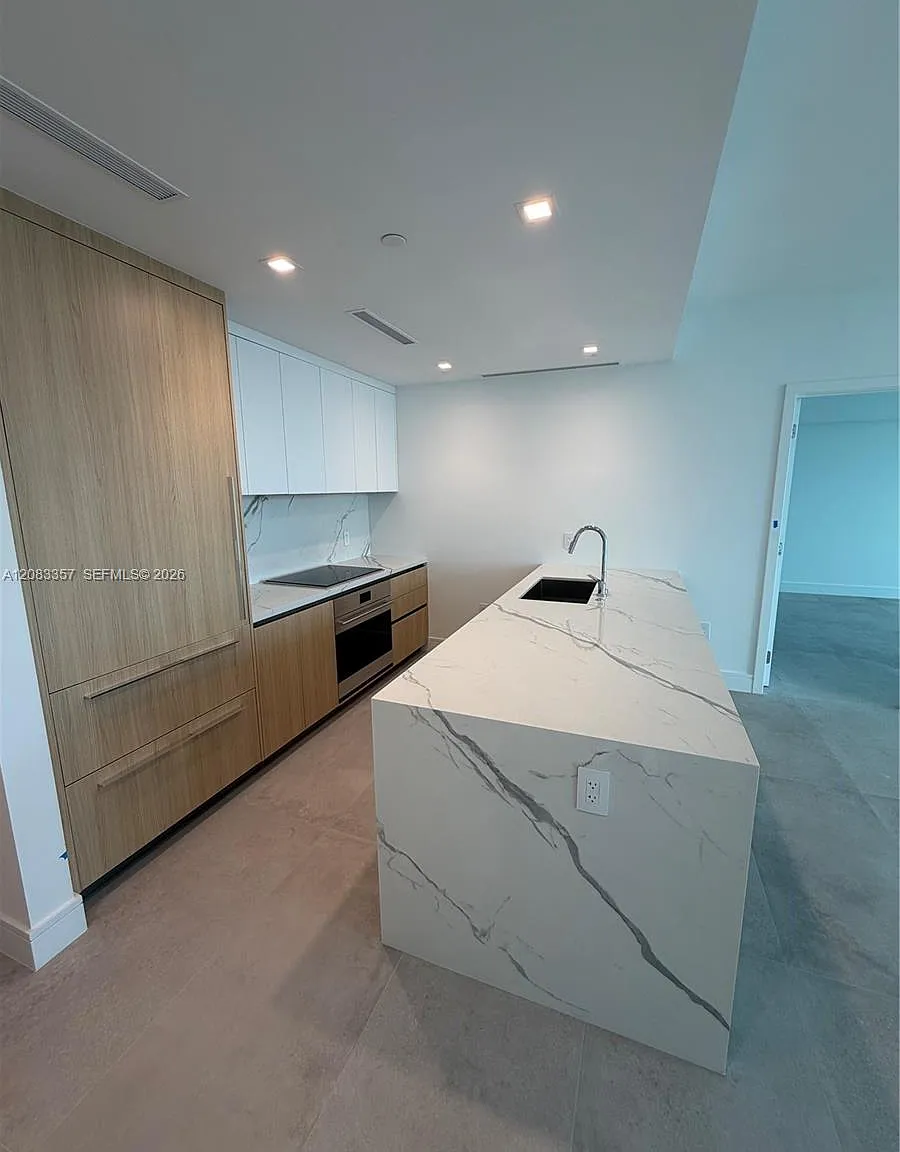One Park Tower — Photo 2