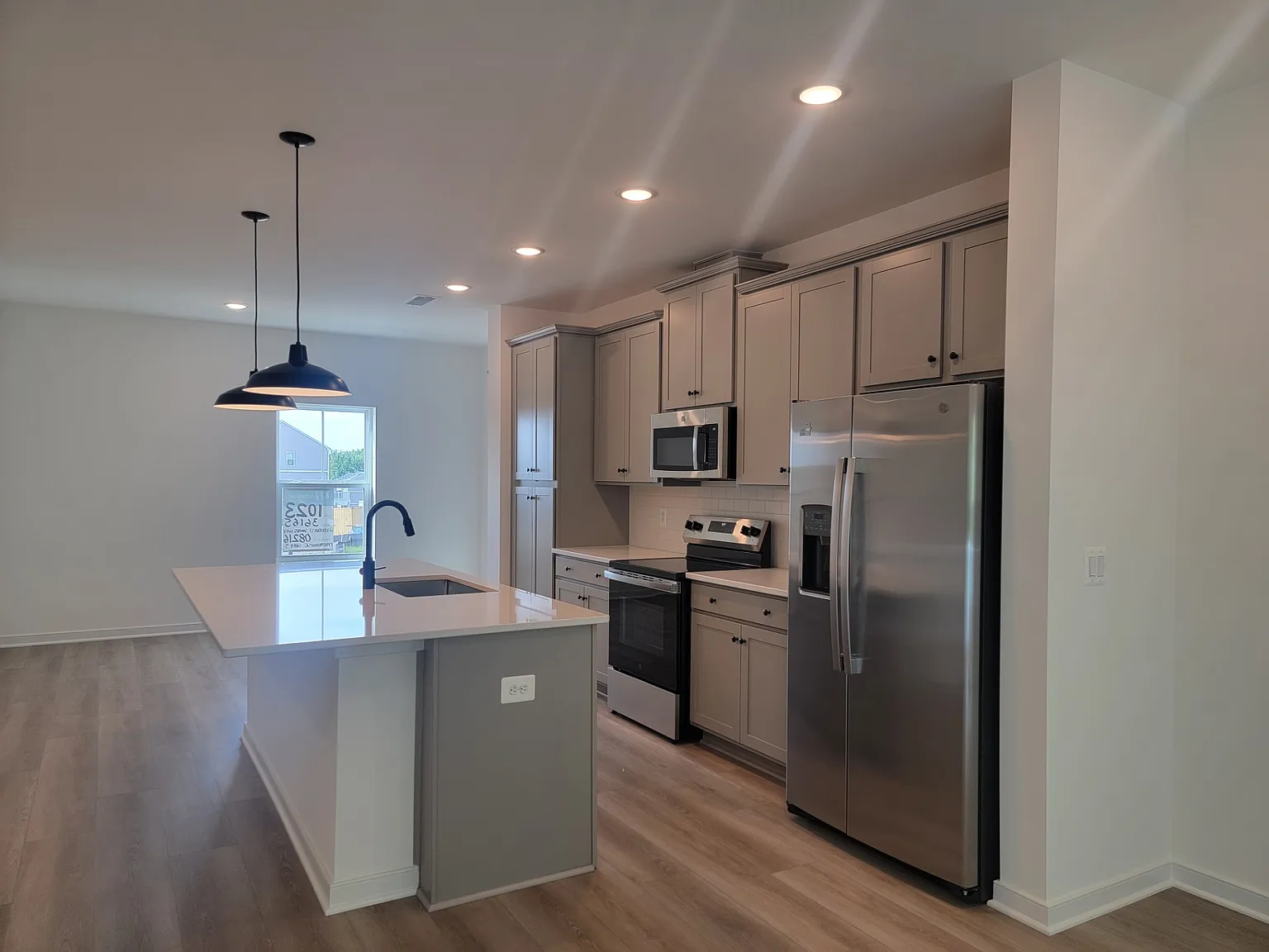 3 bed, 3.5 bath, 2157 sqft, $2,400 — Photo 2