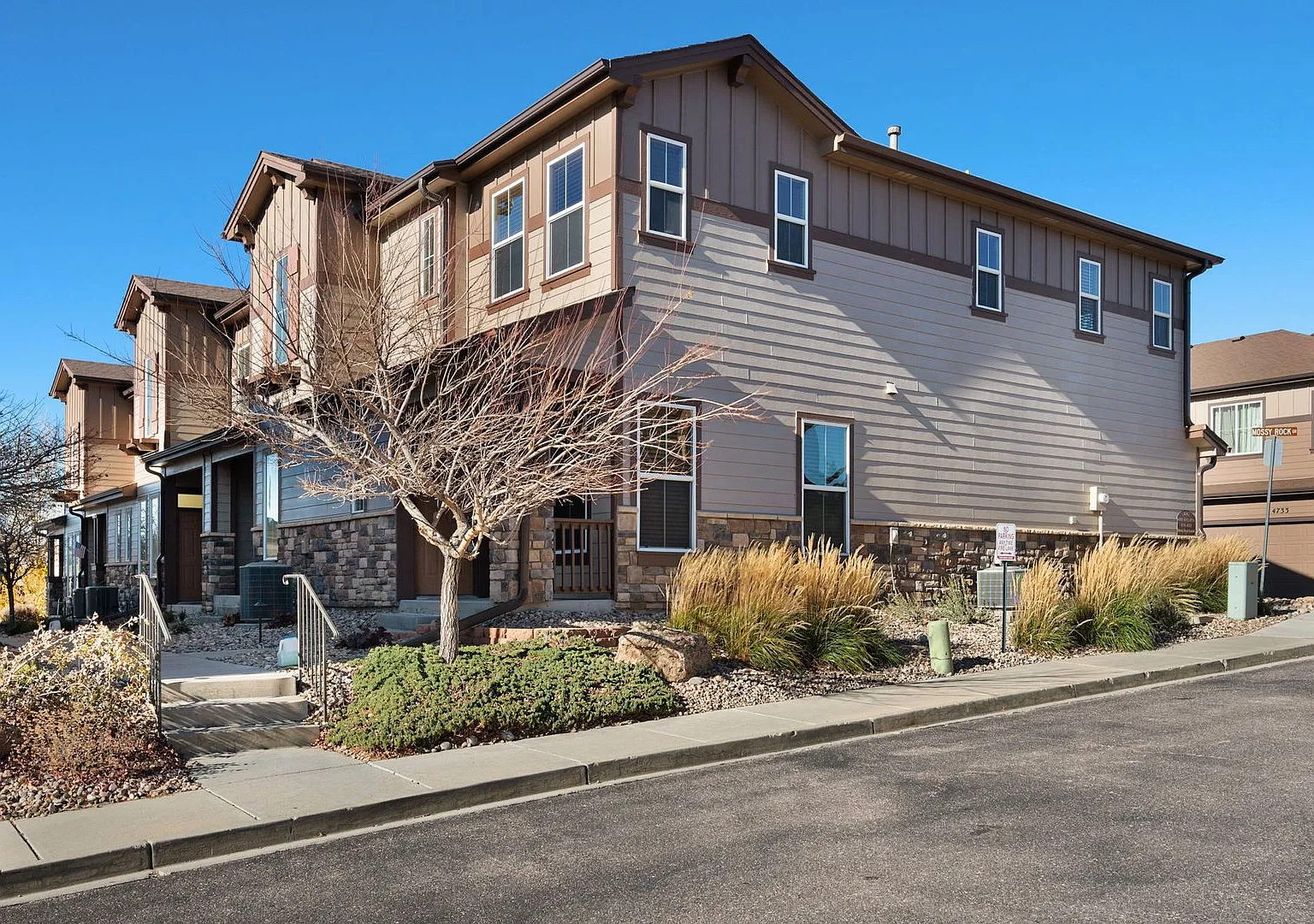 Beautiful 2 bdrm end unit with attach 2 car garage — Photo 3