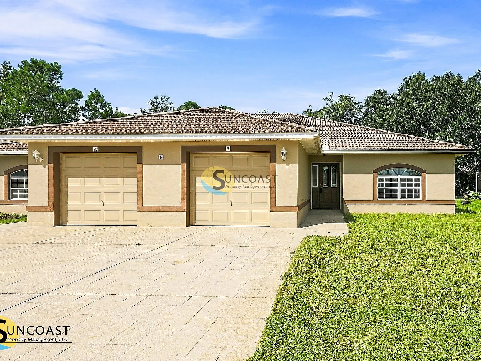 Spacious 3 Bedroom Duplex with Garage! — Photo 1
