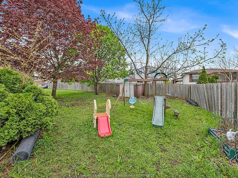 1493 Azalia Cres — Photo 8