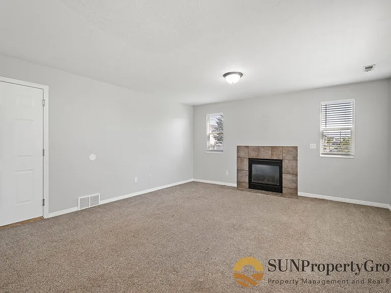 5458 S 4250 W — Photo 8