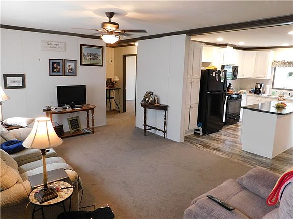 3rd image of 371 Rosebay St