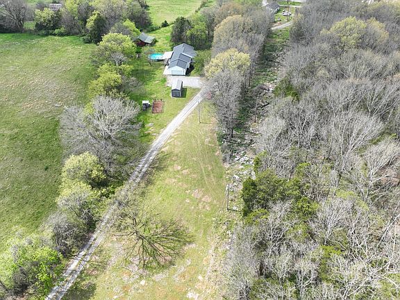 3rd image of 1401 Hobby Ln