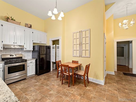 3rd image of 409 W Lee St