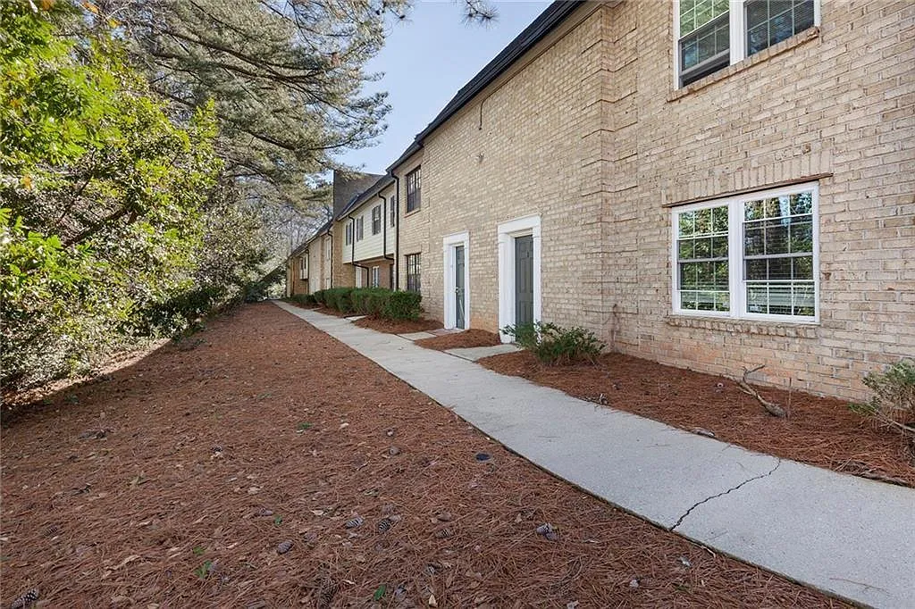 2 bed, 2.5 bath, 1392 sqft, $1,895 — Photo 2