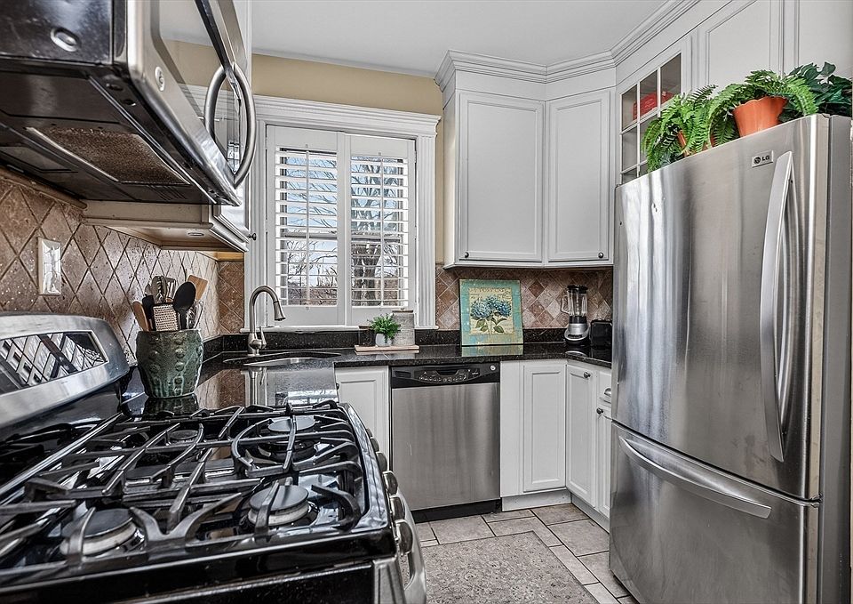 1st image of 60 Charlesgate E APT 106