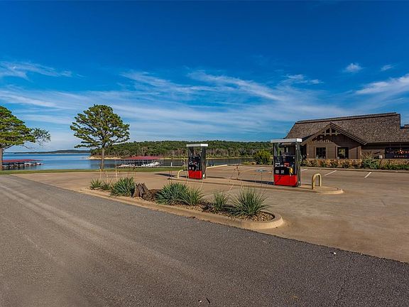 4th image of 4 Palisades Dr