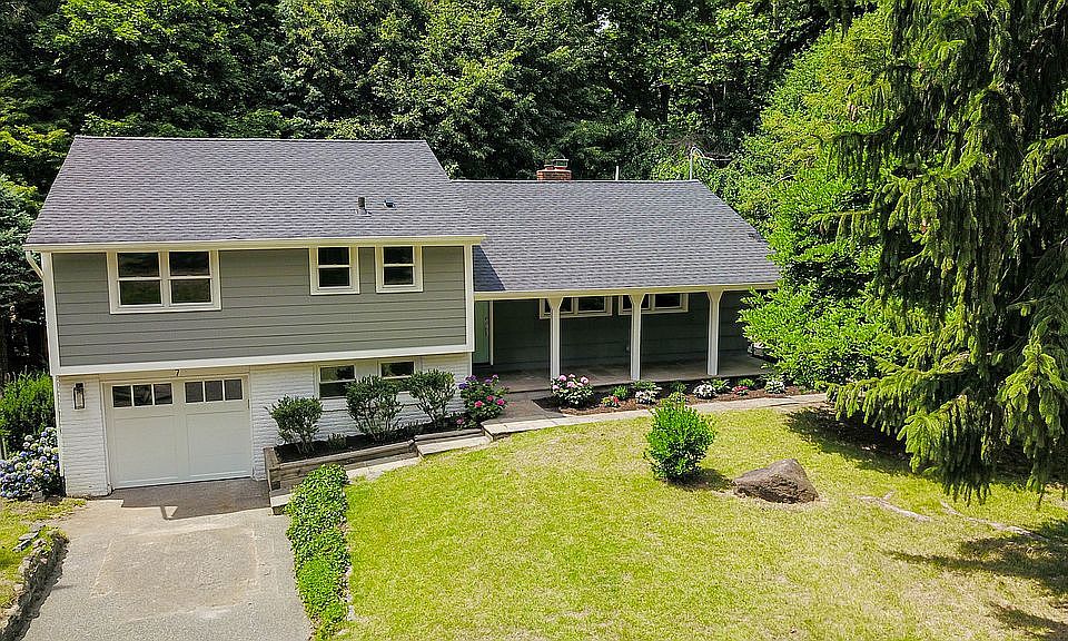 1st image of 7 Woodridge Ln