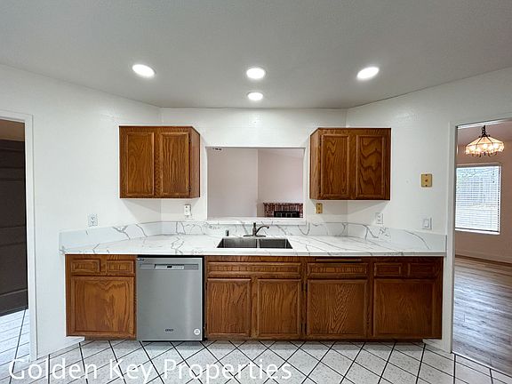 5th image of 820 Sunningdale Dr