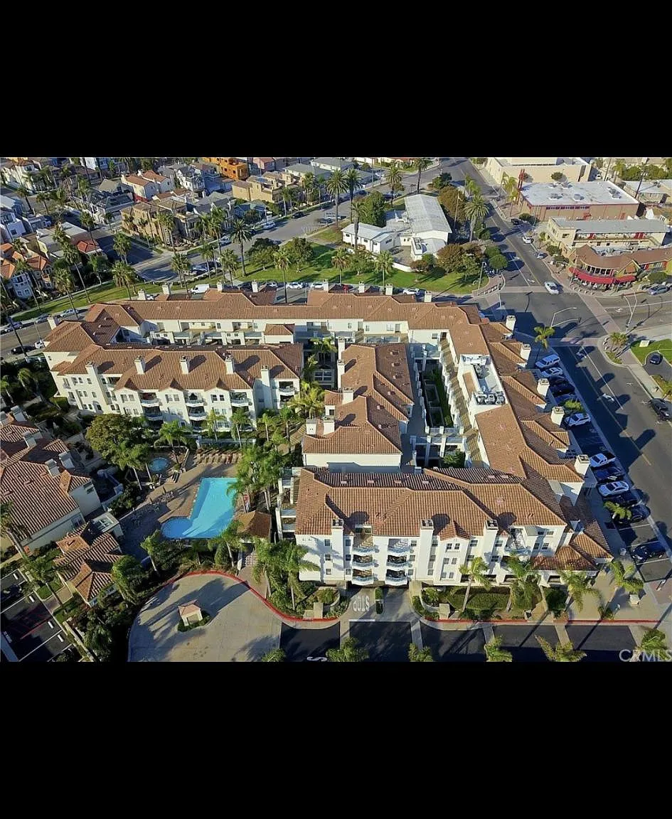 415 Townsquare Ln — Photo 1