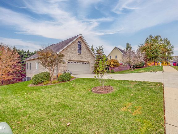 3rd image of 212 Emerald Chase Cir