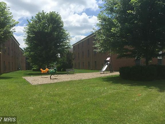 3rd image of 504 Lynnehaven Dr APT H