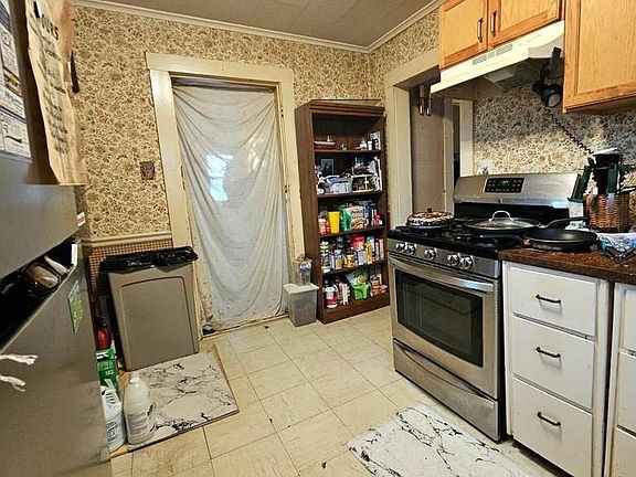 3rd image of 1010 W 3rd St