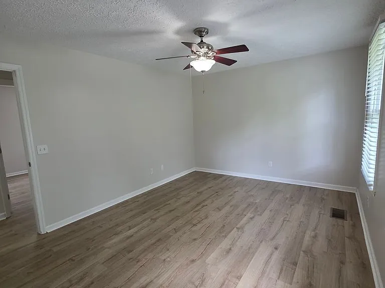 307 Castlewood Dr — Photo 5