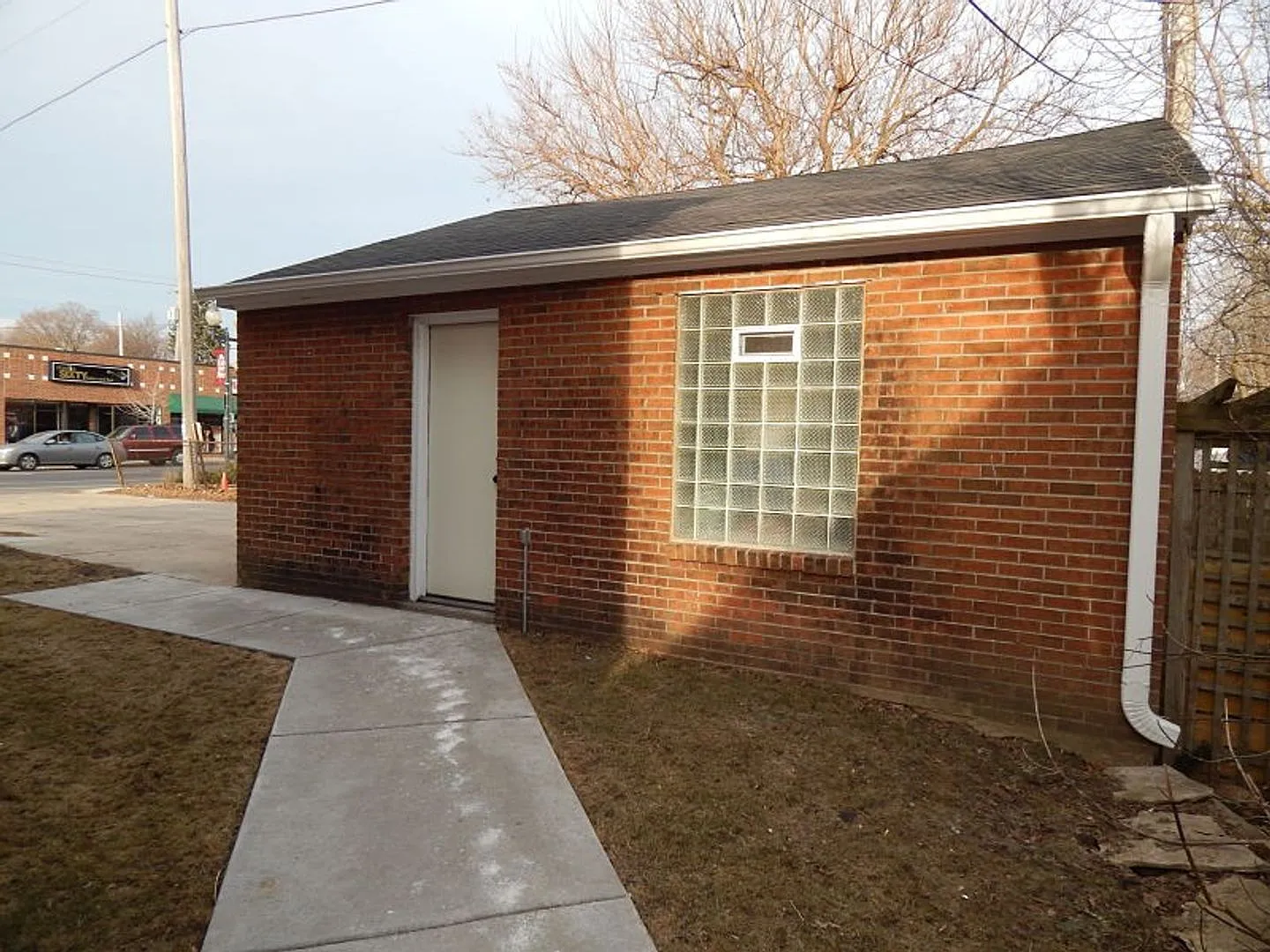 Large 2+ Bedroom Upper — Photo 4