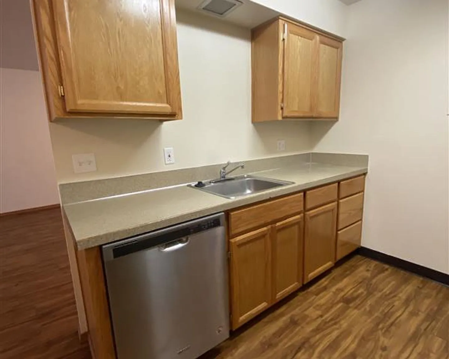Laura Lane Apartments — Photo 3