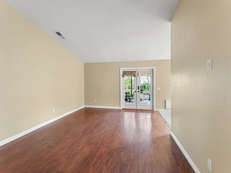 1326 Linsay Pl — Photo 7