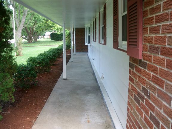 3rd image of 328 Bridle Ln S